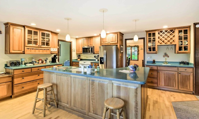 Hoodsport House | Hoodsport Home on 7 Wooded Acres w/ Hot Tub!