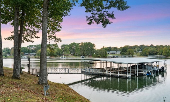 Winchester House | Hook, Wine, & Sinker-Sleeps 28, Dock, Hot Tub, Kayaks/SUPs