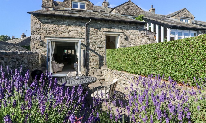 Sedgwick House | HOOPERS END, family friendly, with a garden in Sedgwick