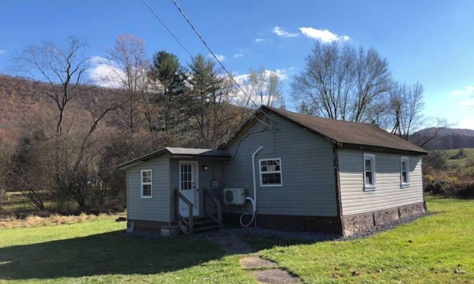 Manns Choice Cabin | Horns Cabins - Allegheny Cabin by the roadside