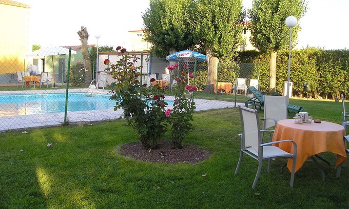 Pedrosillo El Ralo Hostel | Hostal Restaurante Carolina