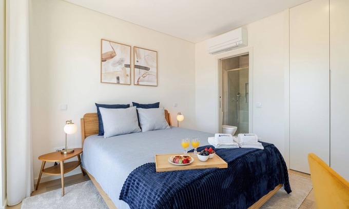 Bonfim House | HostWise - Lovely Building w/Balcony