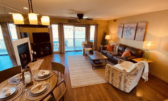 Lake Hamilton Condo | Hot Springs lakefront 2 bedroom condo 4 miles to Oaklawn and with boat slip!