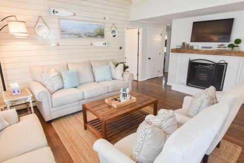 Brewster House | Hot Tub 1 Mile to Swimming on Long Pond