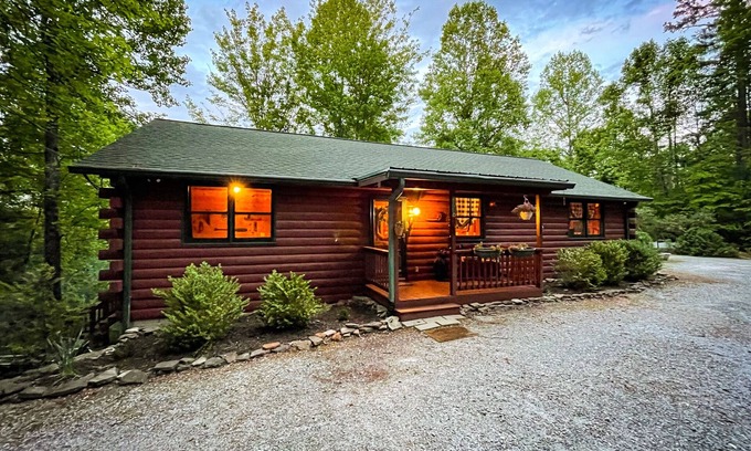 Franklin Cabin | Hot Tub-3 Kings-stunning VIEW - Dog Friendly, Wifi, Fire Pit, Garden, Games