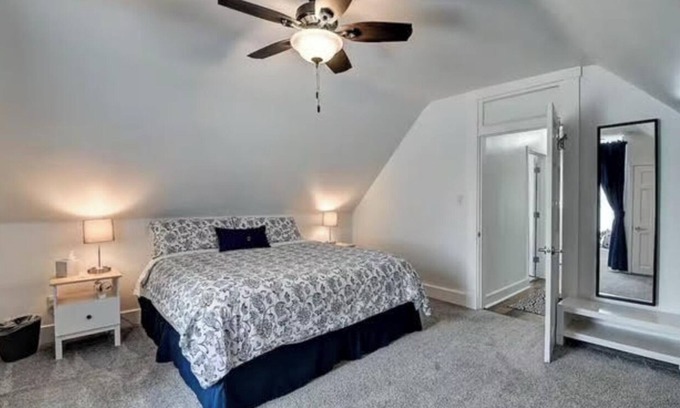 Holy Cross House | Hot Tub~5 Min to Mass Ave~Backyard Retreat~Indianapolis