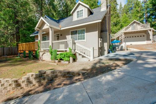 Pollock Pines House | Hot Tub and Game Room Luxe Cabin, Day Trip to Tahoe
