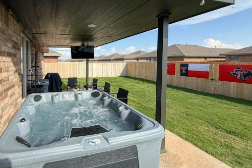 Lubbock House | Hot Tub and Game Room Raider Resort in Lubbock