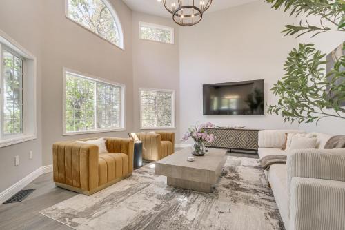 Lake Arrowhead House | Hot Tub and Mountain Views Luxe Lake Arrowhead Home