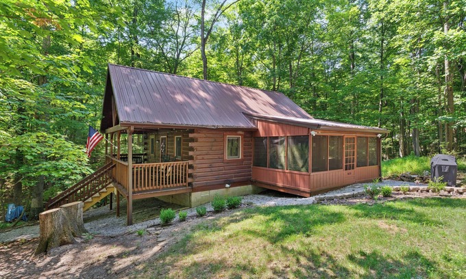 Birdseye Cabin | HOT TUB coming in NOV ~ Charming cabin that has beds for 8 guests