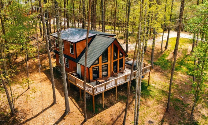 Campton Cabin | Hot Tub | Family Cabin | Autumn Colors | Kid Games