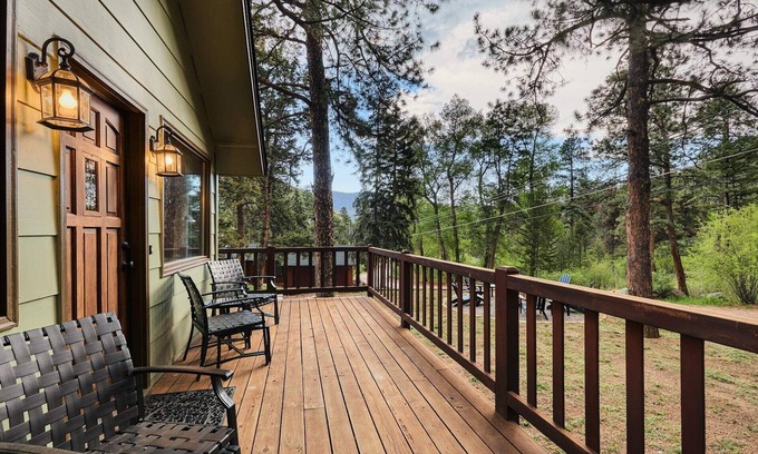 Woodland Park Cabin | Hot tub ☆ Fire-pit ☆ Walk to Waterfalls