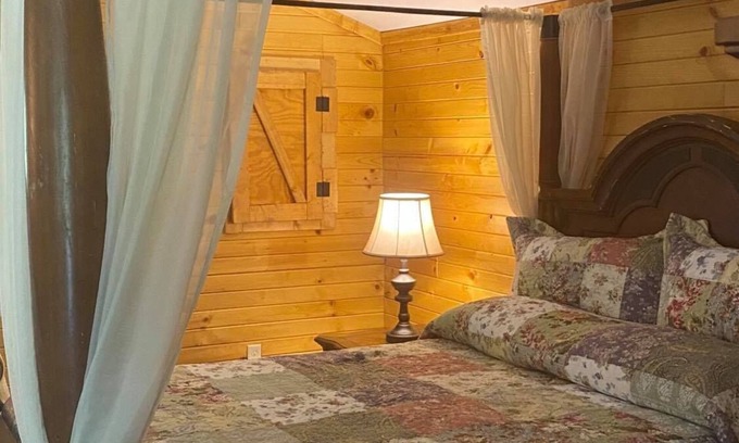Somerset Cabin | Hot Tub, Fire Ring, Charcoal Grill, Hocking Hills, Buckeye Lake, Legend Valley