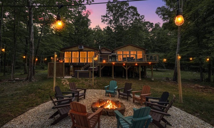 Berkeley Springs Cabin | Hot Tub, Firepit, Grill, Wifi near Golf & Hiking