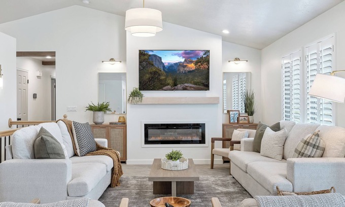 Uintah House | Hot Tub ~ FirePit ~ Scenic Views ~ Skiing ~ Lagoon