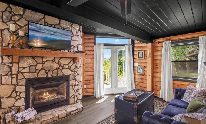 Boone Cabin | Hot tub; Fireplace; Dog Friendly; Minutes to Downtown Boone and Skiing!