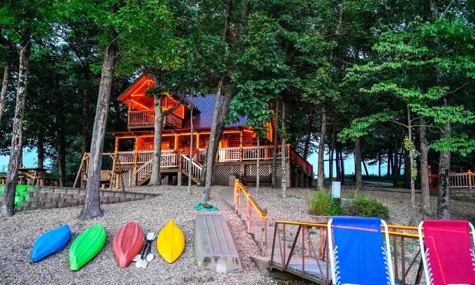 Goodson Cabin | Hot Tub & Fireplace! Macks Creek Cabin on 30 Acres