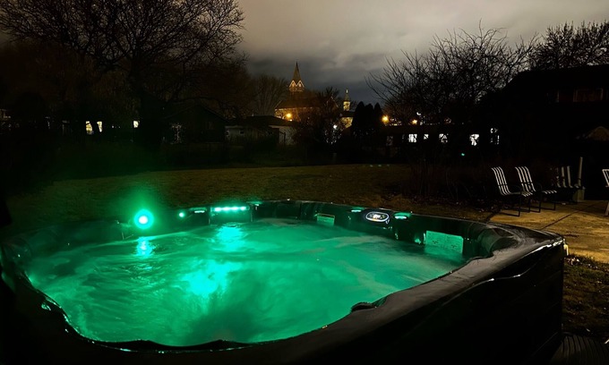 Milwaukee House | Hot Tub + Garage + Parking+Patio+King + Large Yard
