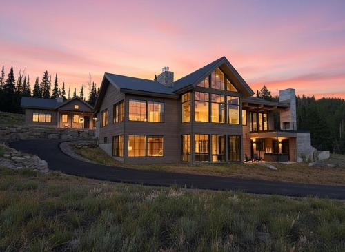 Big Sky Ski Chalet | Hot tub, Golf simulator, Steam Room