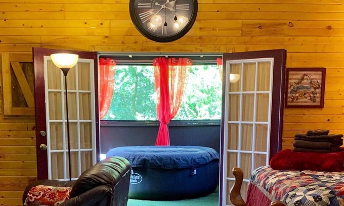 Somerset Cabin | hot tub, grill, fireplace, Hocking Hills, Buckeye Lake, Legend Valley