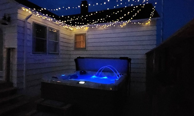 Gladstone House | Hot Tub House Kipling Cottages Deck Fire Pit 2 bed/1 bath Smart TVs WiFi