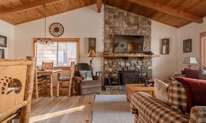 Big Bear City House | Hot tub*kids room*family cabin