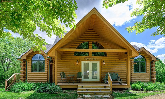 Apple River Cabin | Hot Tub! King Beds! Fire Pit! Game Room! 4bd/3ba Log Cabin!