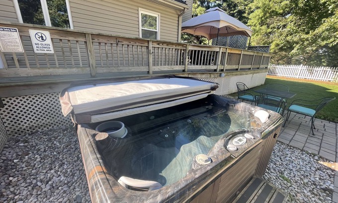 Huron House | HOT TUB! Large 5 Bedroom House: Sleeps 16