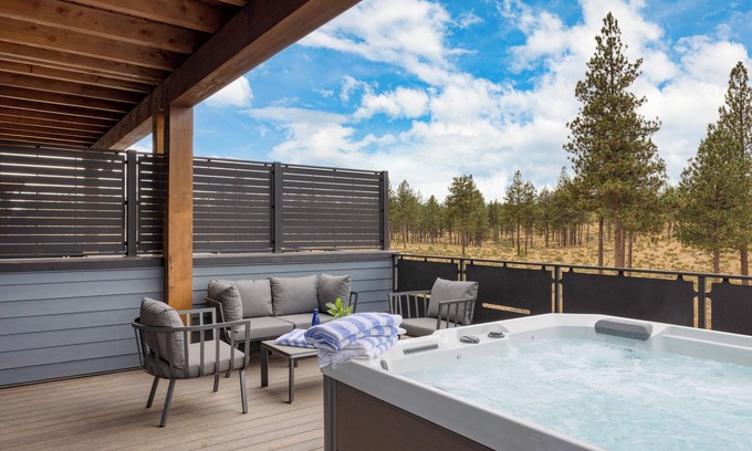 Bend House | Hot Tub, Mins to Old Bend | 2 Units - King | Aerie