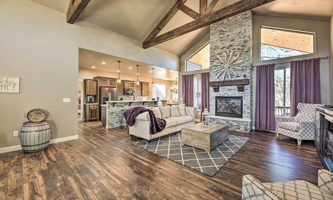 Show Low Cabin | Hot Tub & Ponderosa Views! Luxe Cabin in Lakeside