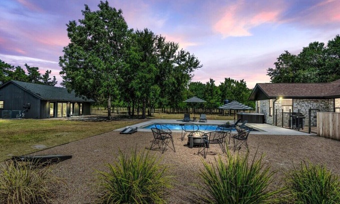 Manor House | Hot Tub/Pool + Firepit + Gameroom ~ Guesthouse