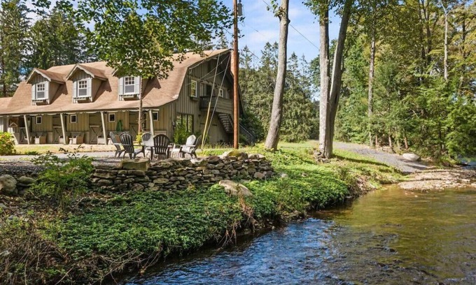 Stroudsburg Apartment | Hot Tub Retreat + Treehouse, Peloton & Bunks | Sleeps 13