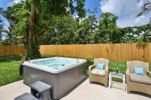 Gulf Gate Estates House | Hot Tub Retreat with Big Private Fenced Yard by Beach