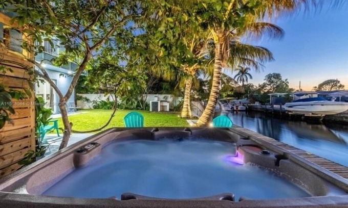 Fort Lauderdale House | Hot Tub! Roof Top! Firepit! Boat Dock!