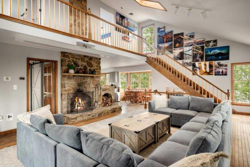 Berkeley Springs House | Hot Tub, Screened Porch, Grill, WiFi - Huge Cabin!