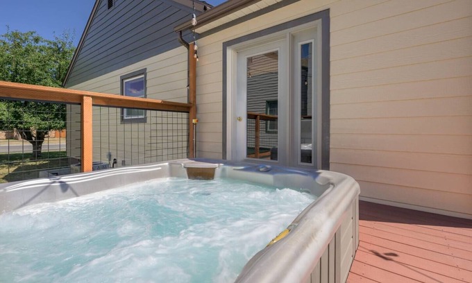 Anaconda House | Hot Tub Season! Game room, dog friendly