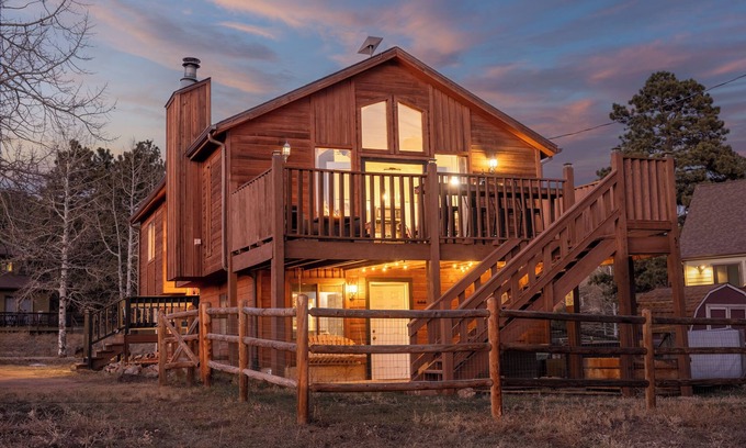Bailey Cabin | HOT TUB, Starlink, Mountain Views, Red Rocks 25 min away, Easy Paved Road