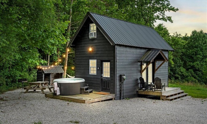 Stanton Cabin | Hot Tub! Tiny Cabin Retreat near RRG