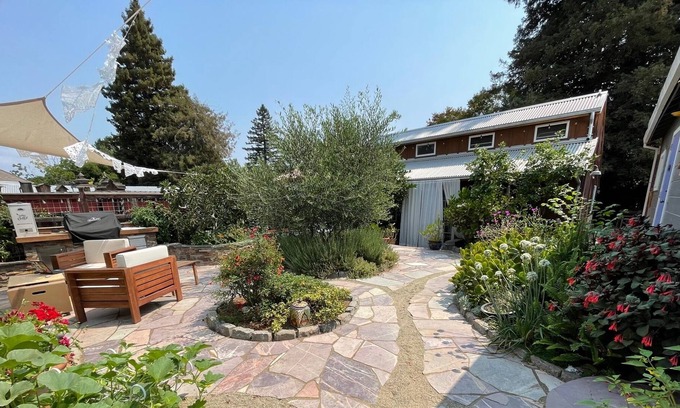Petaluma Apartment | Hot Tub Under the Redwoods!