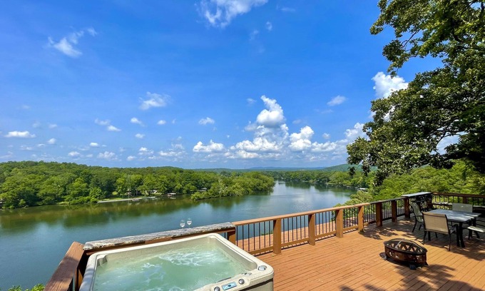 Jones Mills House | Hot Tub + Views: Waterfront Escape in Hot Springs