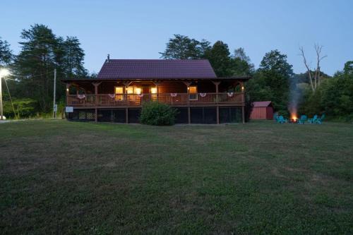 Hazel Green House | Hot Tub WiFi Firepit HazelBrook Haven