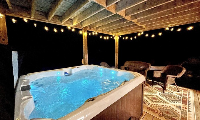 The Galena Territory Cabin | Hot tub, Wood Fireplace, Firepit, Pool/Marina Access