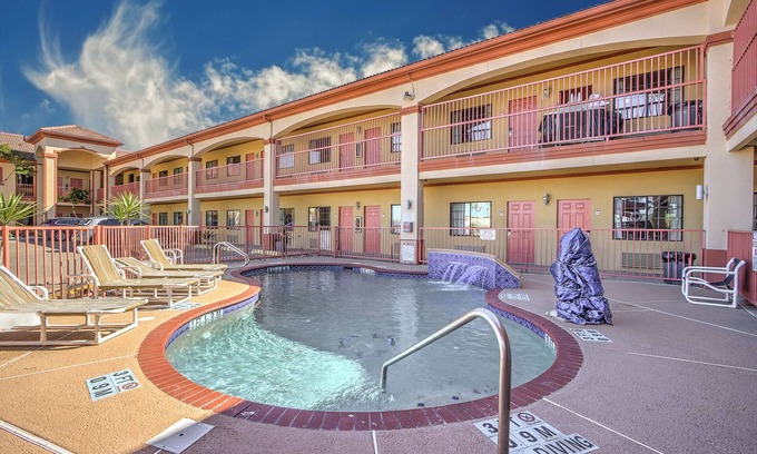 Port Isabel Hotel | Hotel in Downtown Port Isabel Room with AC, WiFi, Refrigerator, Microwave & Pool