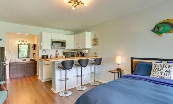 Eutawville Hotel | Hotel Lakefront Queen With Kitchenette - Hotel Lakefront Queen with Kitchenette