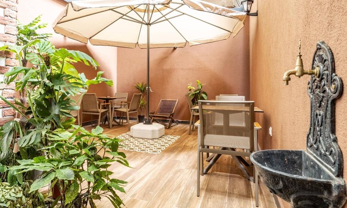 Rasimpasa House | Hotel Room with Backyard 6 min to Bull Statue