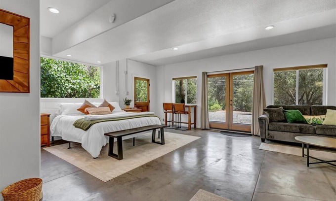 Kaweah House | Hotel-Style Retreat on private property - Sleeps 4