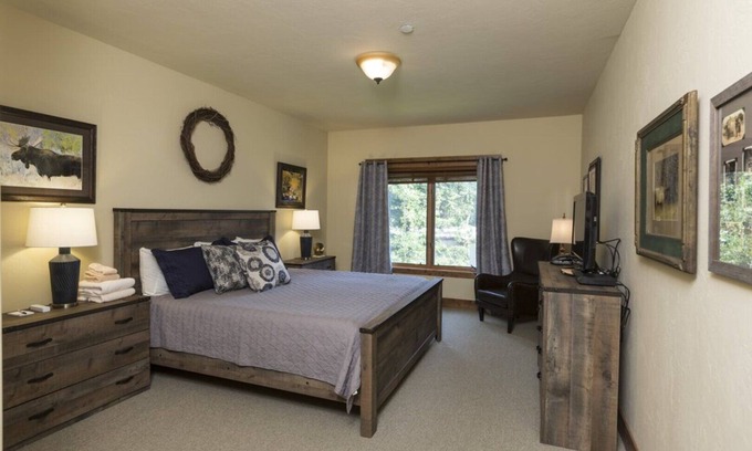 Whitefish Hotel | Hotel Style Room Near Slopes