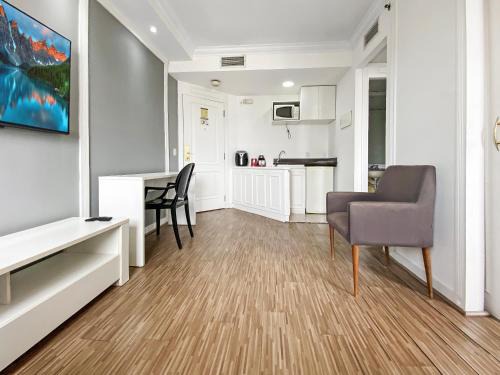 Vila Olimpia Apartment | Hotel Vila Olimpia Kitchen Pool Gym