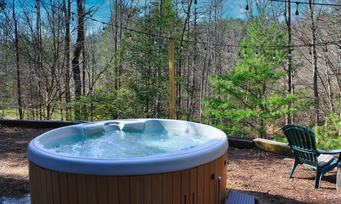 Ferguson House | HotTub, OutdoorShower, Renovated Barndominium, WiFi, Fireplace, Pet Friendly