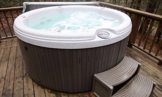 Ferguson Cabin | Hounds Retreat Pet Friendly, Wood Fireplace, HotTub, WiFi, Decks